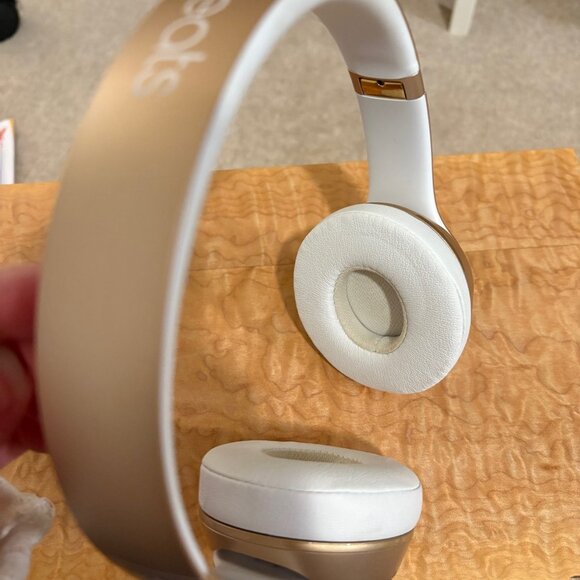 Beats Solo Headphones - Picture 4 of 6